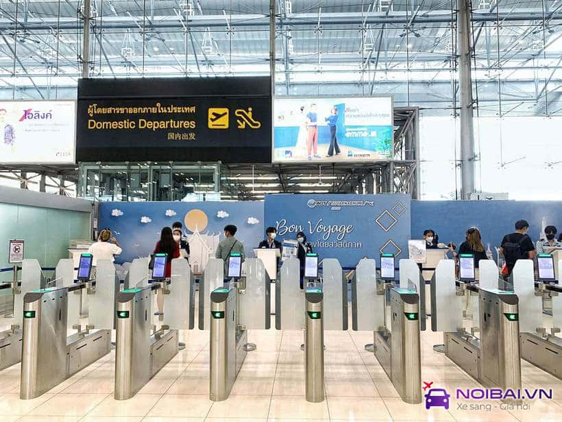 Hình ảnh hành khách check in tại sân bay Suvarnabhumi